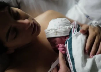 Ana Brenda Contreras da la bienvenida a su primera hija