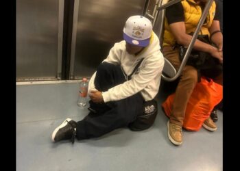 Óscar Valdez viaja en Metro con su cinturón y causa revuelo en redes