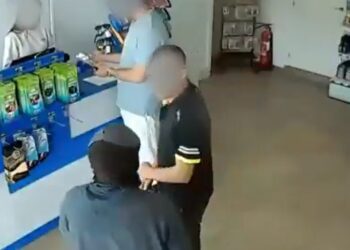 Empleados de una estación de servicio frustran asalto armado en Águilas