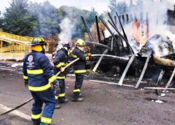 Choque entre tráileres provoca incendio en la México-Toluca