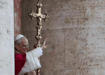 León XIV dedica su primer mensaje a Francisco y pide unidad por la paz mundial