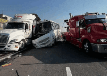 Caos vial en Ecatepec: choque de autobús deja 12 heridos