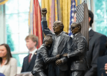 Escultura del atentado fallido a Trump aparece en el Despacho Oval sin explicación oficial