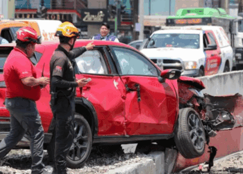 Tres adultas mayores resultan heridas tras choque de tren con dos vehículos en Monterrey