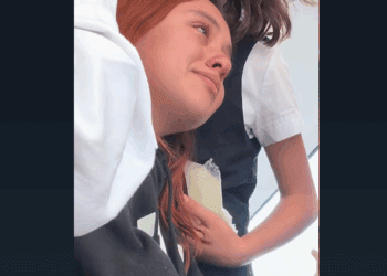 Maestra se quiebra por desamor y recibe consuelo de sus alumnos en un gesto que se vuelve viral