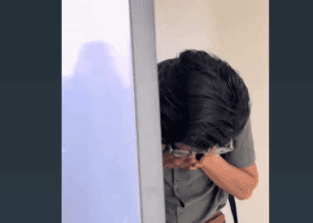 Docente rompe en llanto al ser sorprendido por sus alumnos en su día