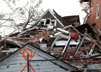 Tornados dejan 21 fallecidos en Kentucky y Misuri; continúan labores de rescate