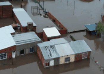 Desastre en Buenos Aires: miles de evacuados y rutas anegadas por lluvias sin precedente