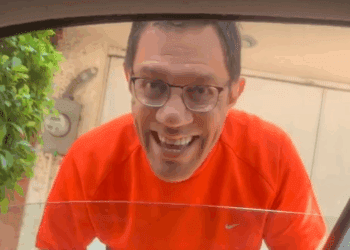 Hombre exhibe pistola y amenza a joven estacionado frente a su entrada