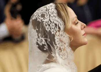 El simbolismo detrás del atuendo blanco de algunas reinas en la misa del Papa León XIV