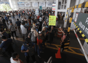 CNTE bloquea el AICM y rechaza diálogo con Segob