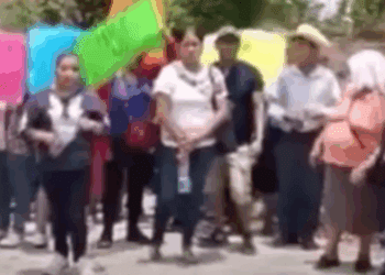 Habitantes de Mecatlán retienen a alcaldesa y exigen fondos para fiesta patronal