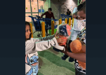 Niña regala su palomera a niño con cáncer y el momento se vuelve viral