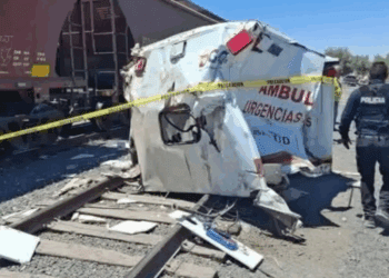 Ambulancia recién entregada choca con tren en Durango; muere comandante de Protección Civil