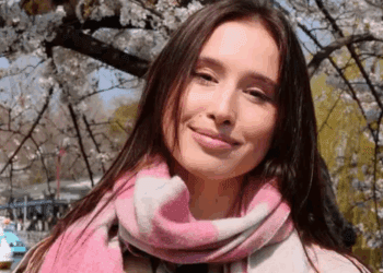 Influencer descubre a hombre oculto bajo la cama en su hotel en Japón