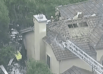 Avioneta se precipita sobre viviendas en California; mueren dos personas