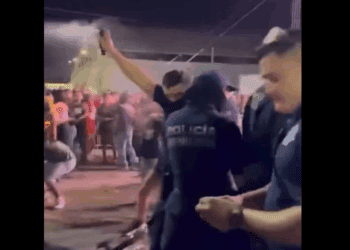 Policías usan gas pimienta para dispersar a jóvenes en concierto de El Gran Silencio