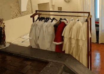 Sastres compiten para vestir al próximo Papa en Roma