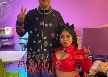 Karely Ruiz y Dani Flow, ayudan a Lupita TikTok