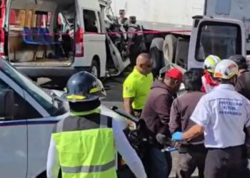 Choque entre tráiler y transporte de personal deja un fallecido y varios heridos en Tetla de la Solidaridad