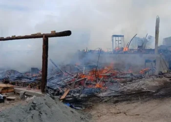 Incendio devora restaurante en Tulancingo