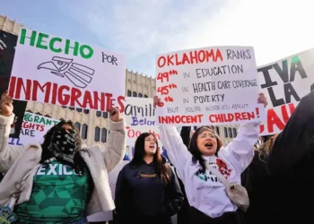 EU limita redadas migratorias en hoteles, restaurantes y el campo