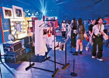 Fans celebran en Seúl el regreso de BTS con motivo de su 12º aniversario