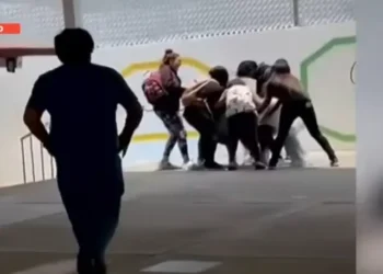 Pelea entre mujeres frente a un kínder en Pachuca genera indignación