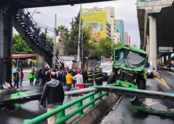 Camión provoca aparatoso choque en Periférico Sur