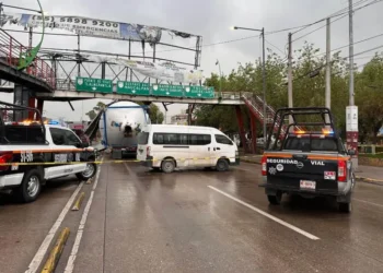 Tráiler choca con puente peatonal en la López Portillo