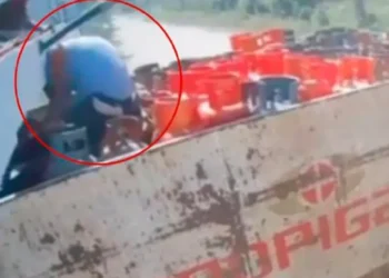 Repartidor de gas sufre grave accidente al quedar atrapado bajo un puente