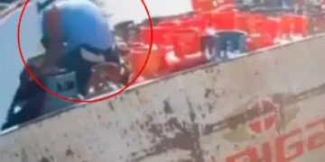 Repartidor de gas sufre grave accidente al quedar atrapado bajo un puente