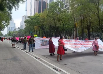 Marcha avanza por Reforma rumbo al Centro Histórico