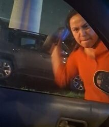 Mujer “montachoques” golpea auto y grita a conductor en Periférico Sur