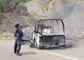 Queman a cinco policías estatales en Chiapas