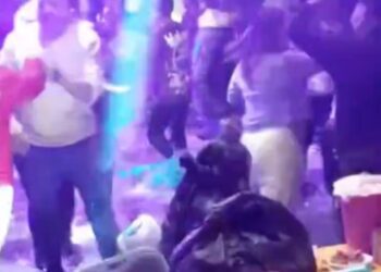 Personas bailan en aguas negras en Tlaxcala