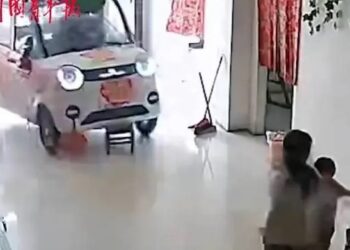 Niña rescatar a su hermanita de auto en China