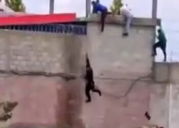 Jóvenes escapan de anexo saltando desde la azotea