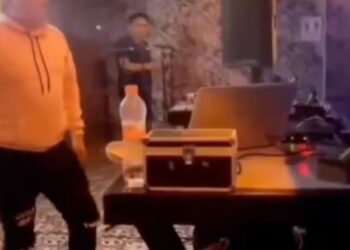 DJ sufre accidente con fuego en show