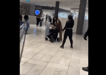 Video de pelea entre mujeres en centro comercial desata polémica por descuido infantil