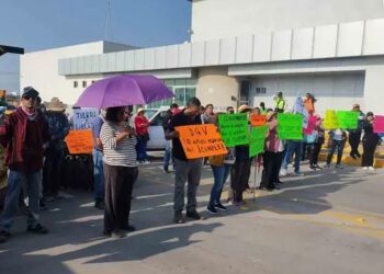 Campesinos de Tultepec bloquean Circuito Exterior