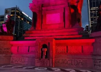 Manifestantes realizan pintas en el Ángel de la Independencia
