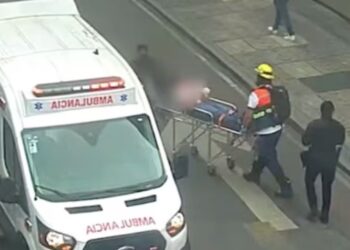 Cristal cae de edificio y golpea a joven