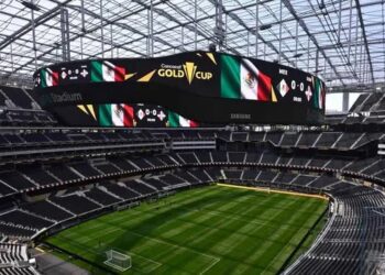 Aficionados mexicanos abandonan estadio