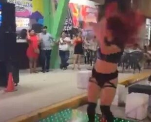 Antro pone table dance en vía pública en Veracruz