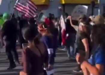 Mexicanos bailan “Payaso del rodeo” en protesta en EE.UU.