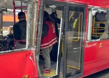 Choque entre Metrobús y camión deja cuatro heridos