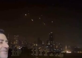 Banda toca “Wonderful Life” mientras misiles sobrevuelan el cielo