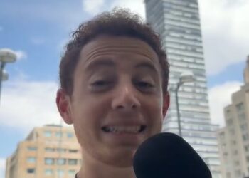 Tiktoker desata críticas por polémico reto con bolero