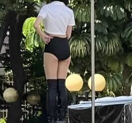 Padres contratan pole dancers en graduación